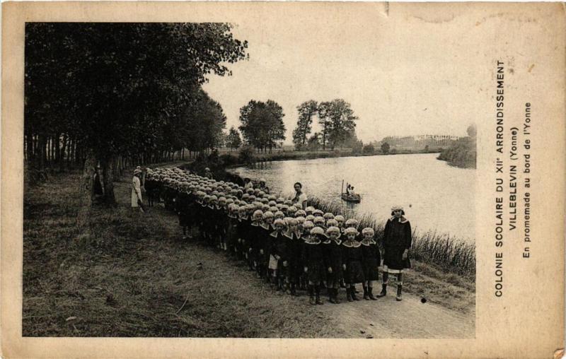 Carte postale ancienne Paris 12e En promenade Colonie Scolaire, Villeblevin à Villeblevin