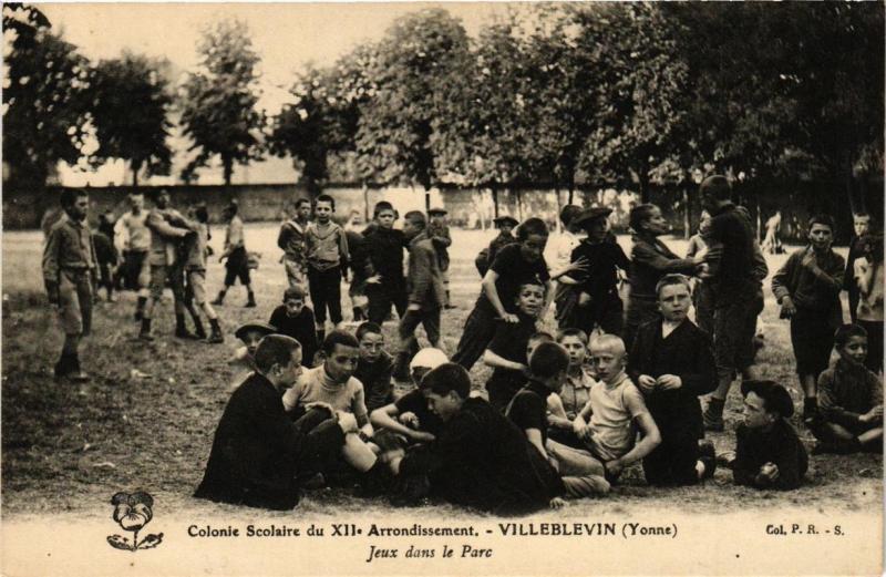 Carte postale ancienne Paris 12e Jeux dans le Parc Colonie Scolaire, Villeblevin à Paris 12e