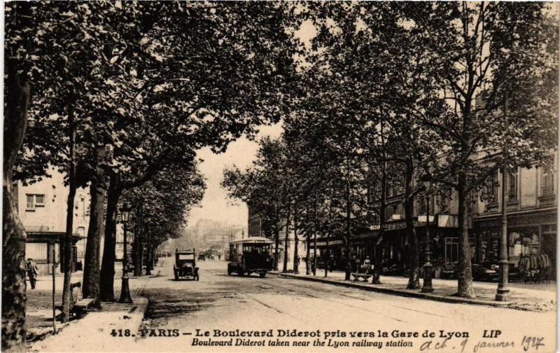 Carte postale ancienne Paris 12e Le Boulevard Diderot vers la Gare de Lyon à Paris 12e