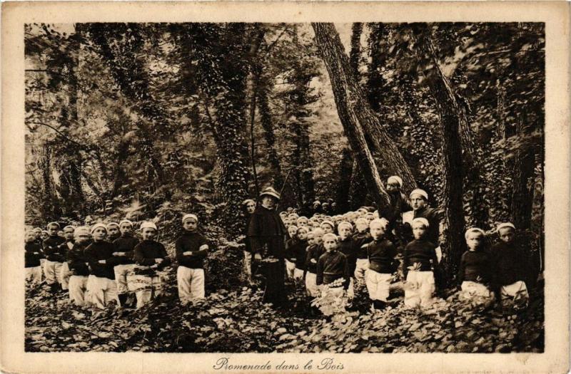 Carte postale ancienne Paris 12e Le Chantier Oeuvre Sociale Promenade dans le Bois à Paris 12e