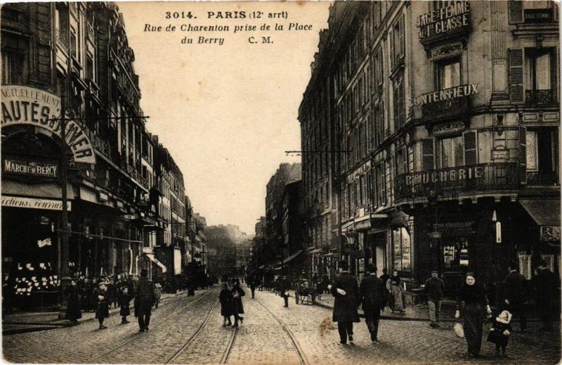 Carte postale ancienne Rue de Charenton prise de la Place du Berry à Paris 12e