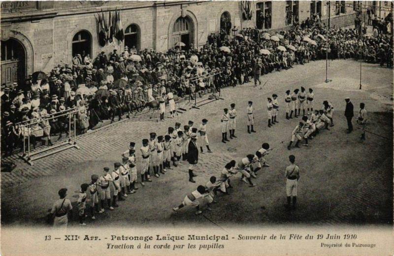 Carte postale ancienne Patronage Laïque Municipal - Souvenir de la Fête du 19 Juin 1910 - Traction à la corde par les pupilles à Paris 12e
