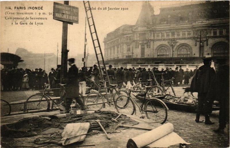 Carte postale ancienne Paris 12e Inonde 1910 Campement de Sauveteurs a la Gare de Lyon à Paris 12e