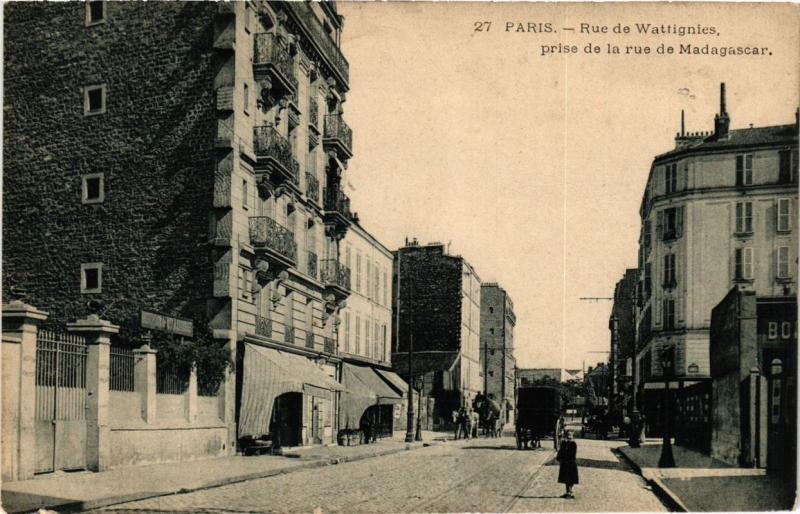 Carte postale ancienne Paris 12e Rue de Wattignies prise de la rue de Madagascar à Paris 12e