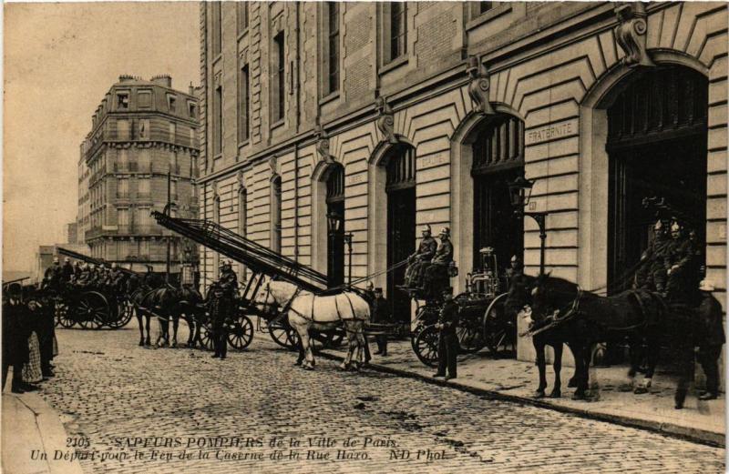 Carte postale ancienne Un Départ pour le Feu de la Caserne de la Rue Haxo à Paris 20e