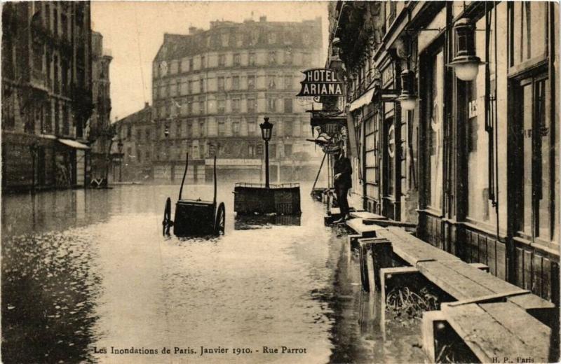 Carte postale ancienne Paris 12e Inondations de 1910 Rue Parrot à Paris 12e