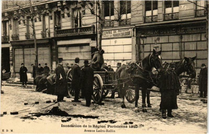 Carte postale ancienne Paris 12e Inondations de 1910 avenue Ledru Rollin à Paris 12e