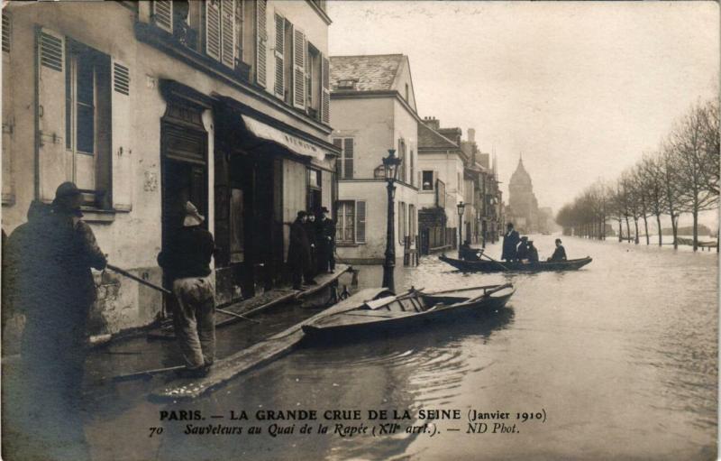 Carte postale ancienne Paris 12e Crue de la Seine. Sauveteurs au Quai de la Rapée à Paris 12e