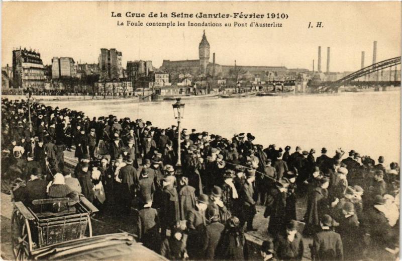 Carte postale ancienne La Crue de la Seine (Janvier-Février 1910) - La Foule contemple les Inondations au Pont d'Austerlitz à Paris 13e