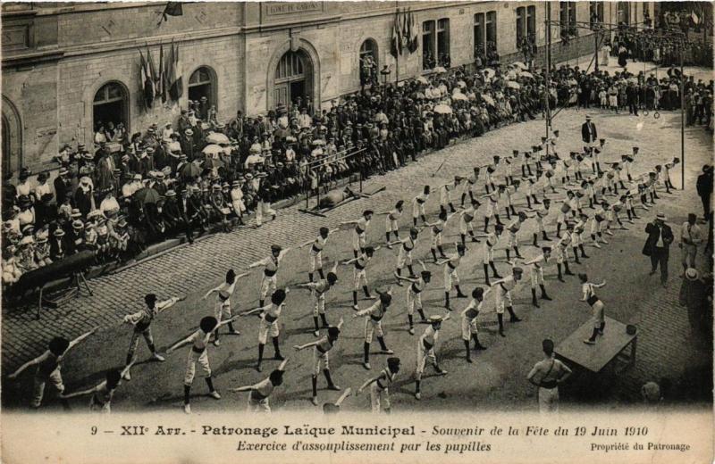 Carte postale ancienne Paris 12e Patronage Laique municipal Fete du 19 Juin 1910 Exercice à Paris 12e