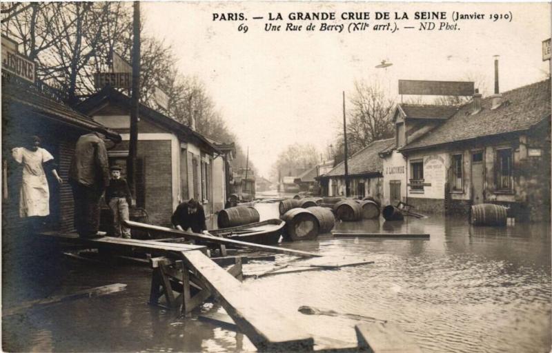 Carte postale ancienne Paris 12e La Grande Crue de la Seine 1910 Une rue de Bercy à Paris 12e