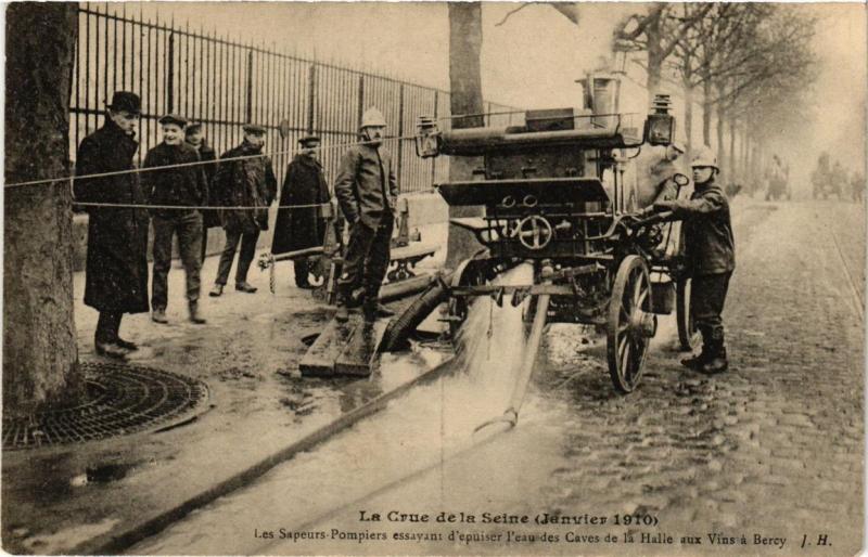 Carte postale ancienne Paris 12e La Crue de la Seine 1910 La Sapeurs Pompiers à Paris 12e