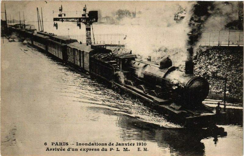 Carte postale ancienne Paris 12e Inondation 1910 Arrivée d'un express du P L M à Paris 12e