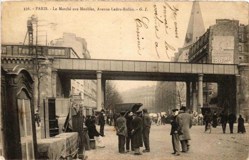 Carte postale ancienne Paris 12e Le Marché aux Meubles Avenue Ledru-Rollin à Paris 12e