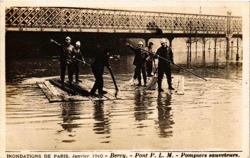 Carte postale ancienne Paris 12e Inondation 1910 Bercy Pont P.L.M. Pompiers sauveteurs à Paris 12e