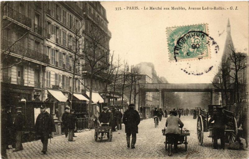 Carte postale ancienne Paris 12e Le Marché aux Meubles Avenue Ledru-Rollin à Paris 12e