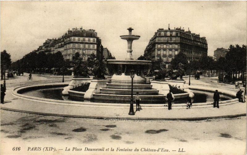 Carte postale ancienne Paris 12e La Place Daumesnil et la Fontaine du Chateau-d'Eau à Paris 12e