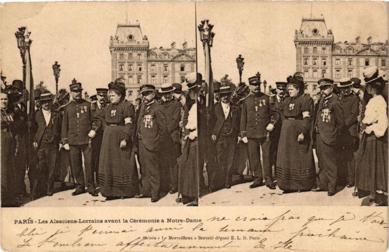 Carte postale ancienne Paris 4e Les Alsaciens-Lorrains avant la cérémonie a Notre-Dame à Paris 4e