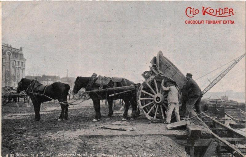Carte postale ancienne Déchargement d'un tombereau, quai de la Rapée à Paris 12e