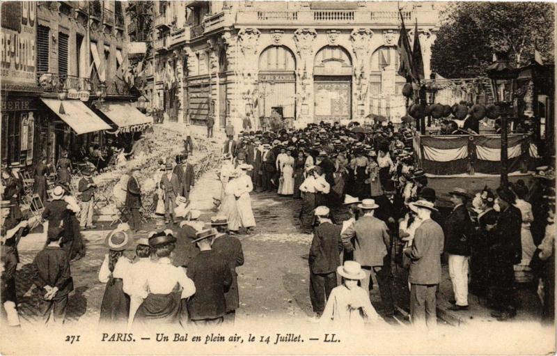 Carte postale ancienne Paris Un Bal en plain air le 14 Juillet