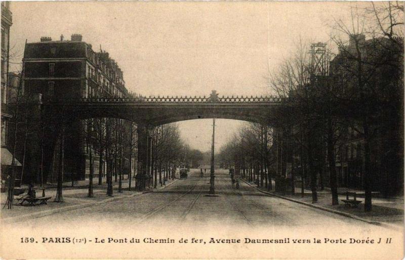 Carte postale ancienne Paris 12e Le Pont du Chemin de fer Avenue Daumesnil à Paris 12e