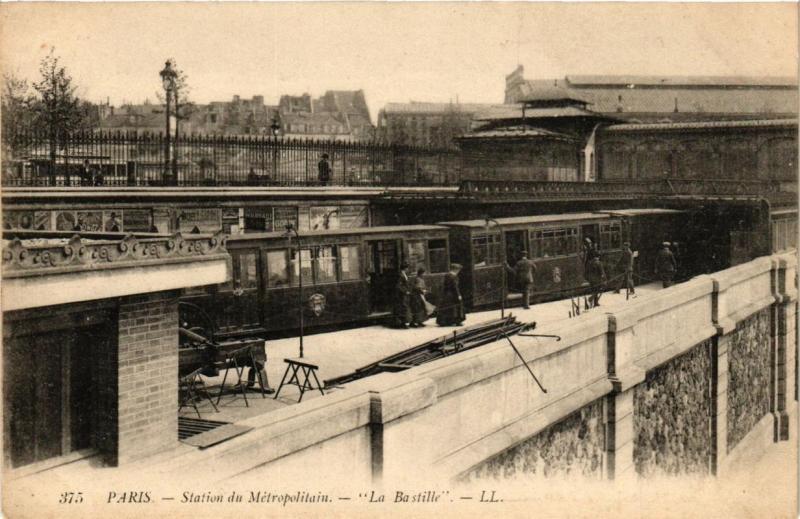 Carte postale ancienne Paris 12e Station du Métropolitain La Bastille 375 Ll. à Paris 12e