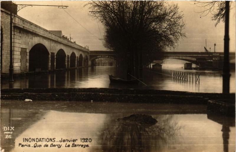 Carte postale ancienne Paris 12e Inondation 1910 Quai de Bercy Le Barrage à Paris 12e