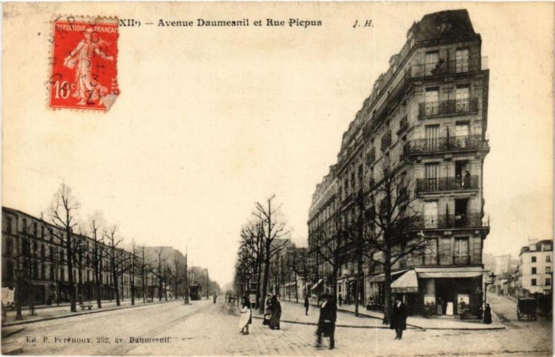 Carte postale ancienne Paris 12e Avenue Daumesnil et Rue Picpus à Paris 12e