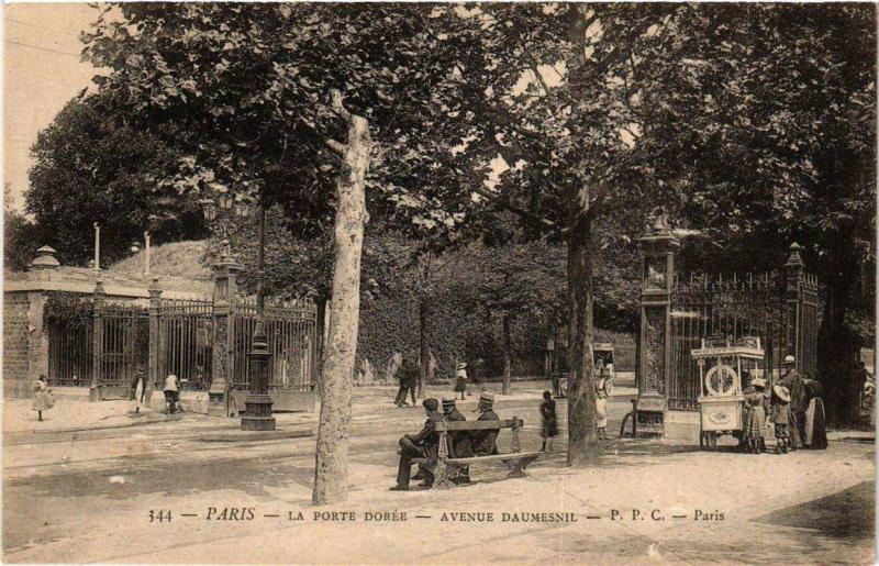 Carte postale ancienne Paris 12e La Porte Dorée Avenue Daumesnil à Paris 12e