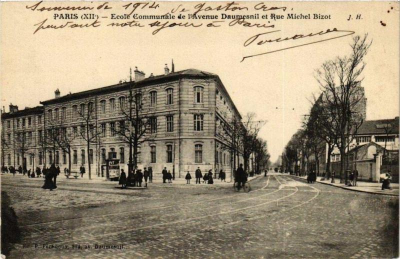 Carte postale ancienne Paris 12e Ecole Communale de l'avenue Daumesnil et Rue Miche Bizot à Paris 12e