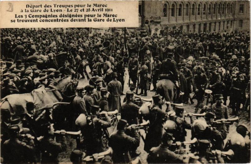 Carte postale ancienne Paris 12e Départ des Troupes pour le Maroc a la Gare de Lyon 1911 à Paris 12e