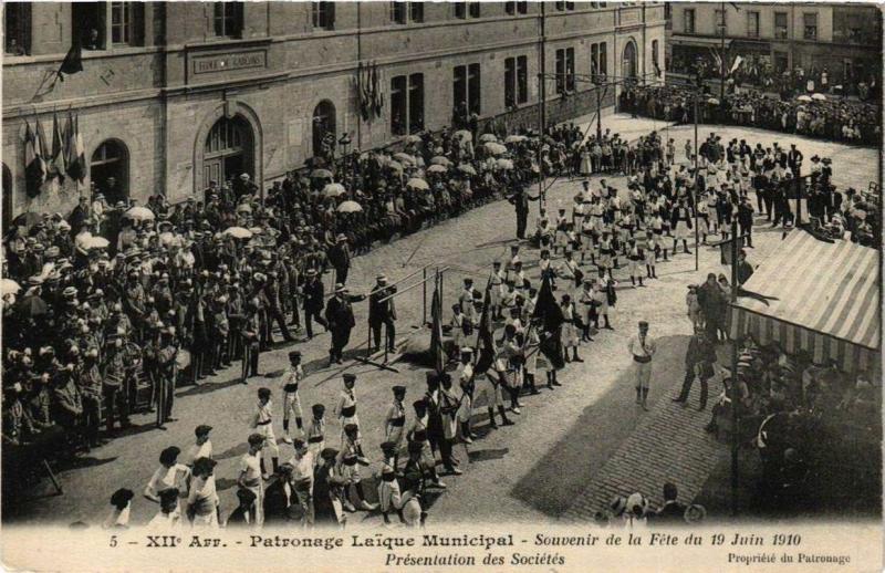 Carte postale ancienne Paris 12e Patronage Laique mInicipal Fete 1910 Présentation à Paris 12e
