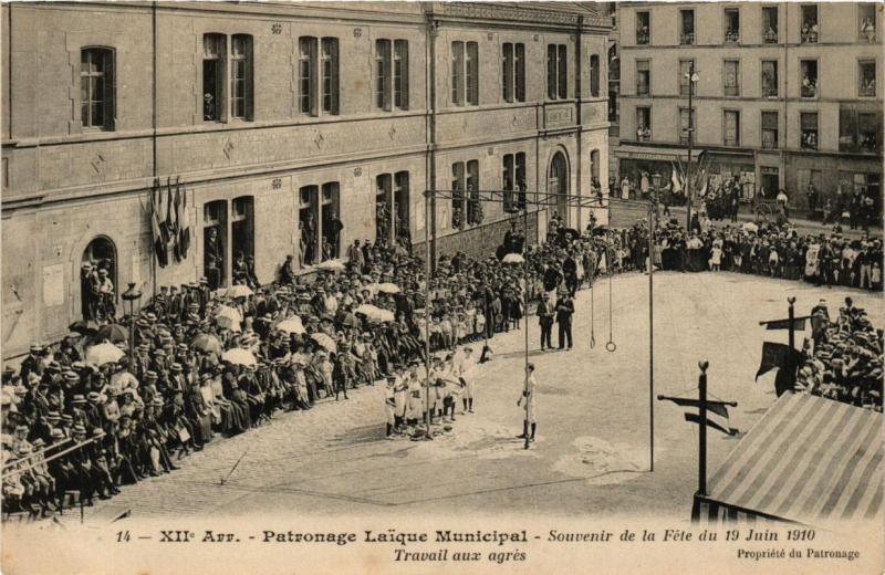Carte postale ancienne Paris 12e Patronage Laique mInicipal Fete 1910 Travail aux agres à Paris 12e