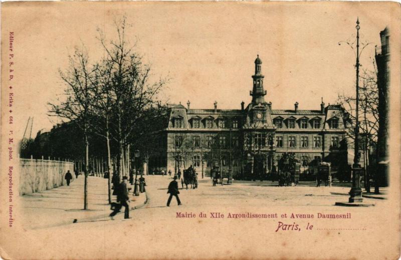 Carte postale ancienne Mairie du XIIe Arrondissement et Avenue Daumesnil à Paris 12e