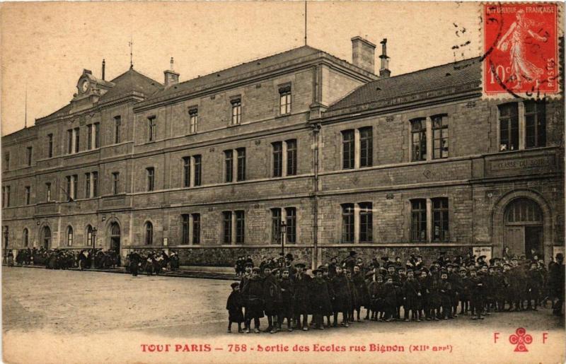Carte postale ancienne Tout Paris 12e 758 Sortie des Ecoles rue Bignon F. Fleury à Paris 12e
