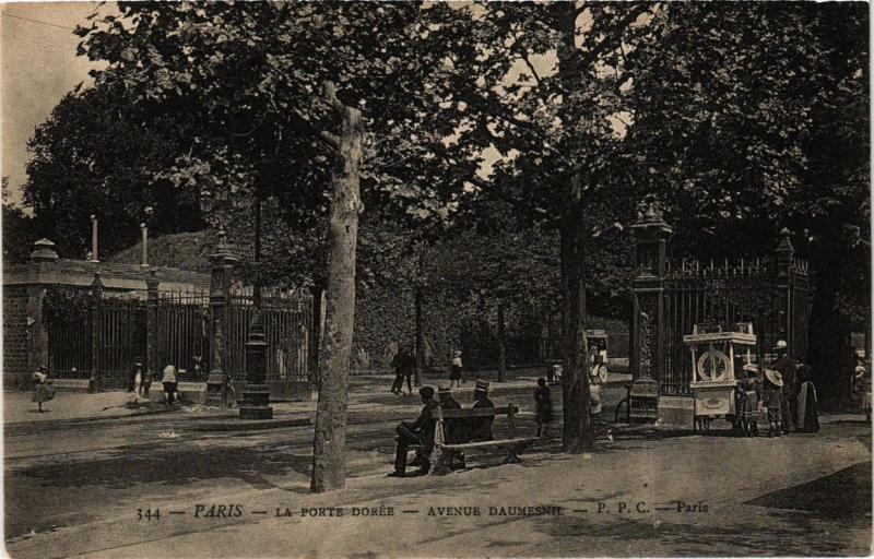 Carte postale ancienne Paris 12e La Porte Dorée Avenue Daumesnil à Paris 12e