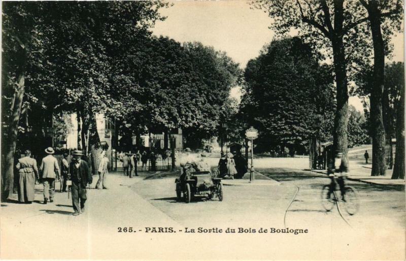 Carte postale ancienne La Sortie du Bois de Boulogne à Paris 16e