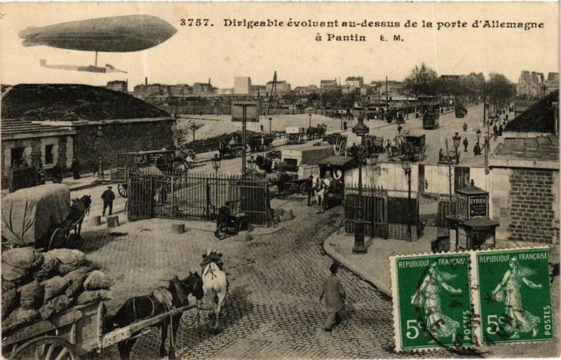 Carte postale ancienne Dirigeable évoluant au-dessus de la Porte Jean-Jaurès à Pantin à Paris 19e