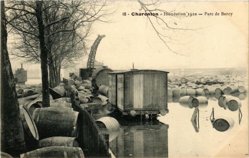 Carte postale ancienne Paris 12e Charenton. Parc de Bercy. Inondation 1910 à Paris 12e