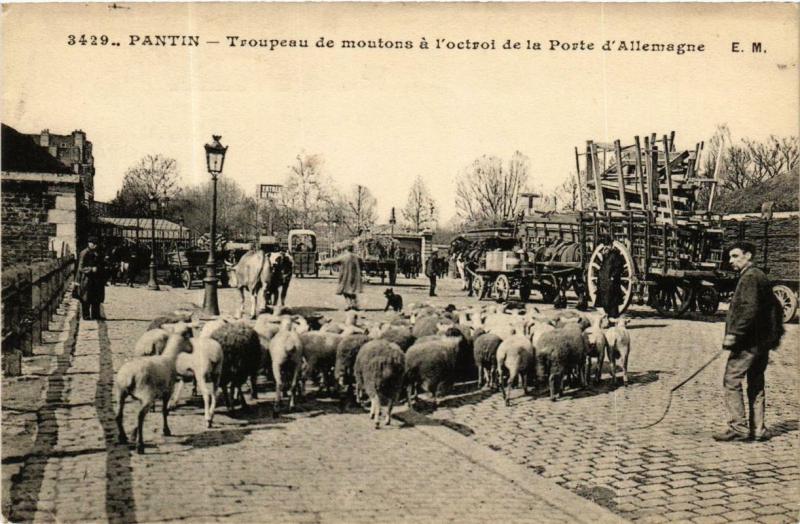 Carte postale ancienne Troupeau de moutons à l'octroi de la Porte d'Allemagne à Paris 19e