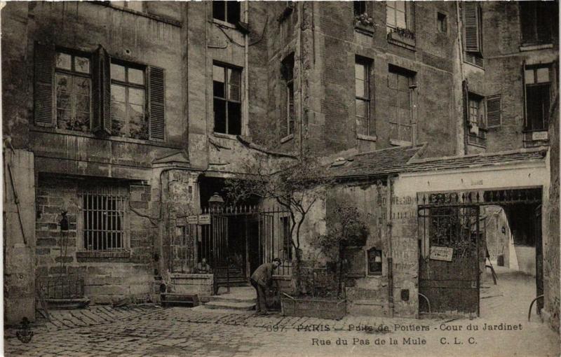 Carte postale ancienne Paris 4e Puits de Poitiers Rue du Pas de la Mule. Cour du Jardinet à Paris 4e