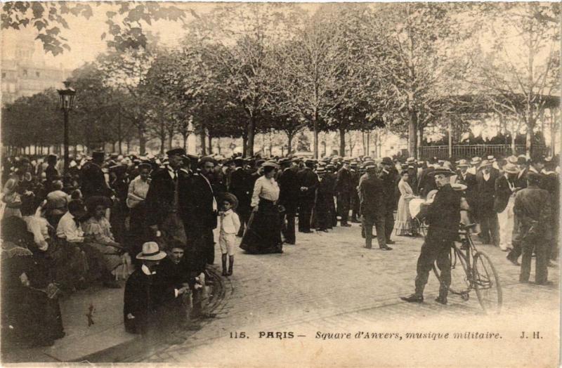 Carte postale ancienne Paris 9e Square Anvers. Musique militaire à Paris 9e