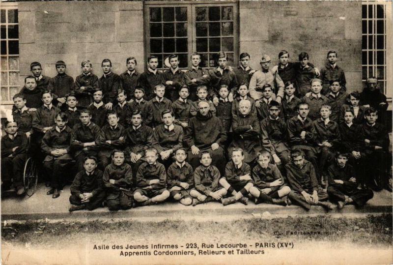 Carte postale ancienne Asile des Jeunes Infirmes - Rue Lecourbe - Apprentis Cordonniers, Relieurs et Tailleurs à Paris 15e