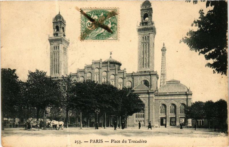 Carte postale ancienne Place du Trocadéro à Paris 16e