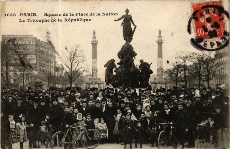 Carte postale ancienne Paris 12e Square de la Palce de la Nation. La Triomphe à Paris 12e