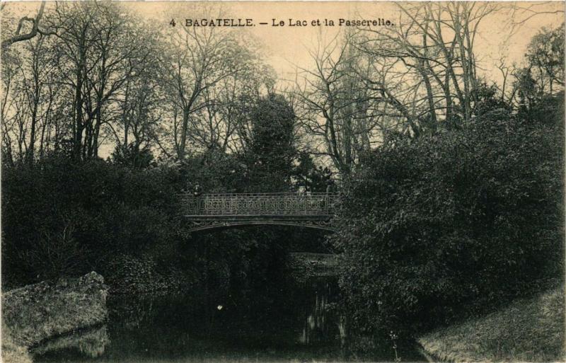 Carte postale ancienne Bagatelle - Le Lac et la Passerelle. à Paris