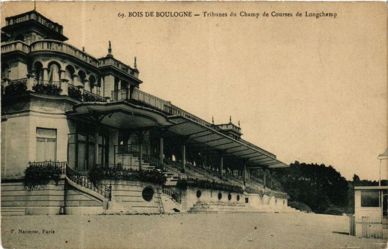 Carte postale ancienne Bois de Boulogne - Tribunes du Champ de Courses de Longchamp à Paris 16e