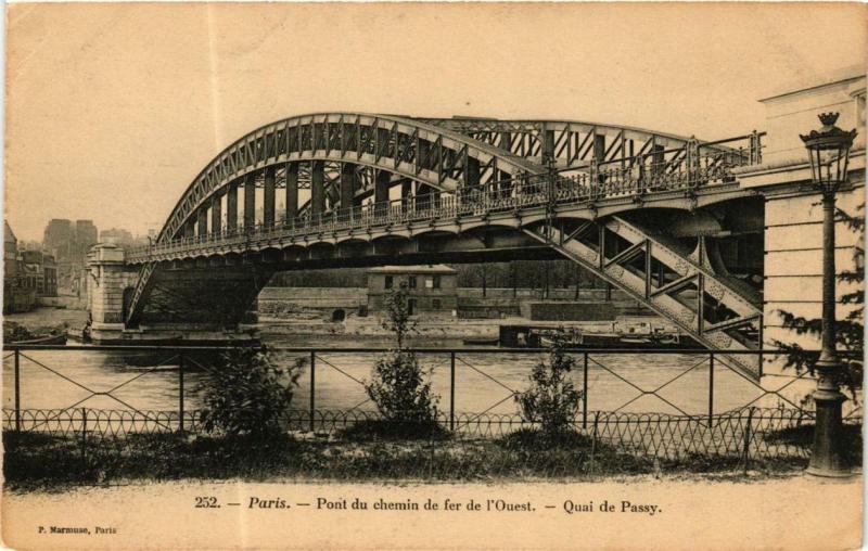 Carte postale ancienne Pont du chemin de fer de l'Ouest - Quai de Passy à Paris 15e