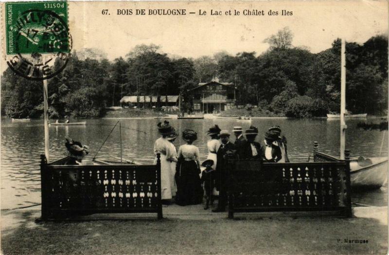 Carte postale ancienne Bois de Boulogne - Le Lac et le Châlet des Iles à Paris