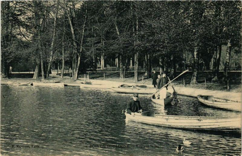 Carte postale ancienne Bois de Boulogne - Vue sur le lac à Paris 16e